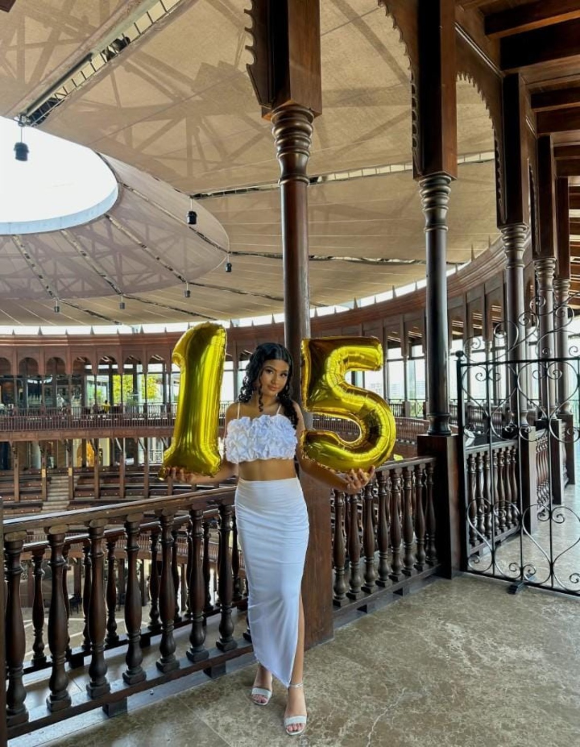 Isabella celebrando sus quince años